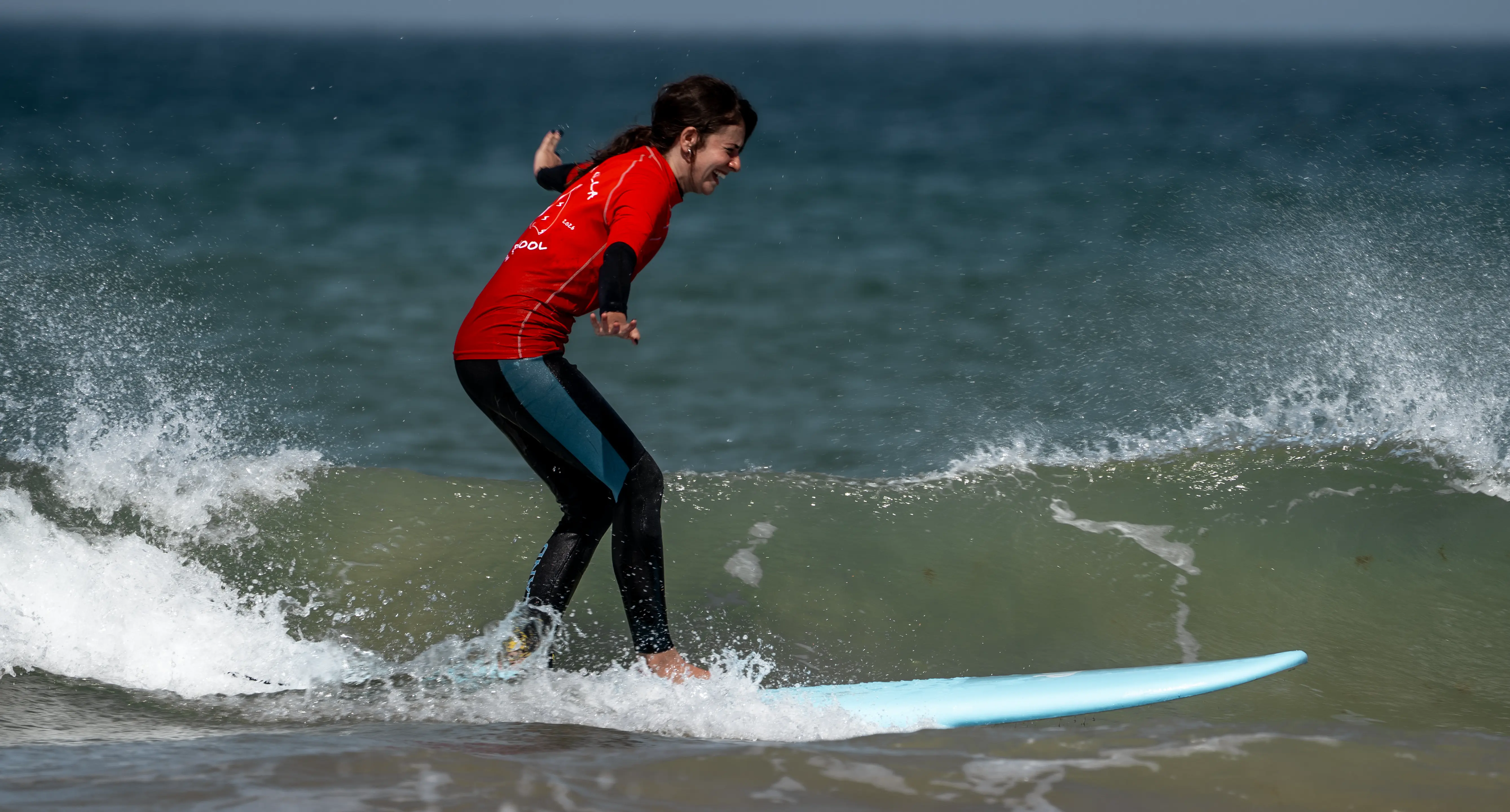 Surf en las olas de El Palmar con Santa Killa
