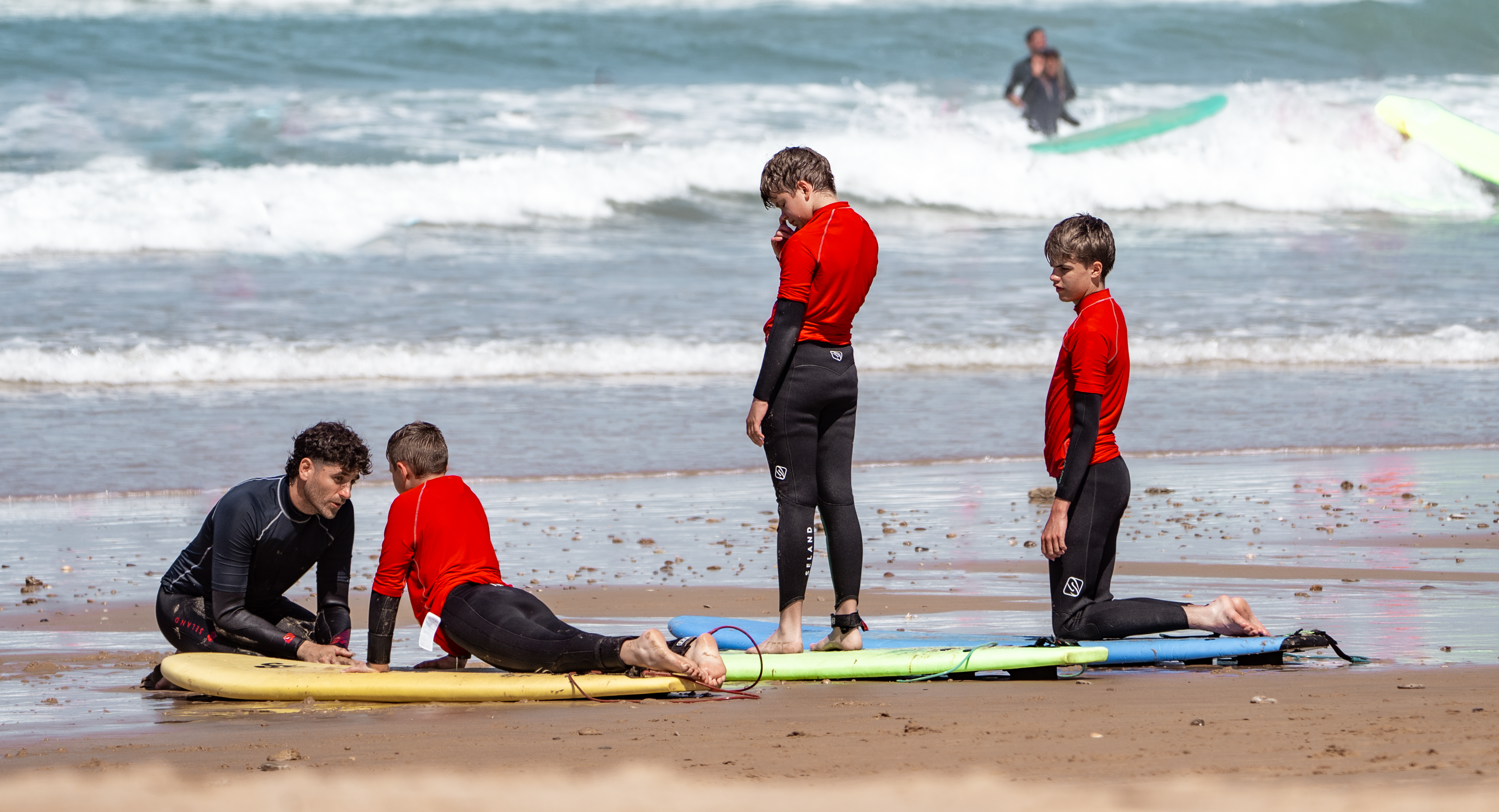Grupo de alumnos de Santa Killa junto al mar