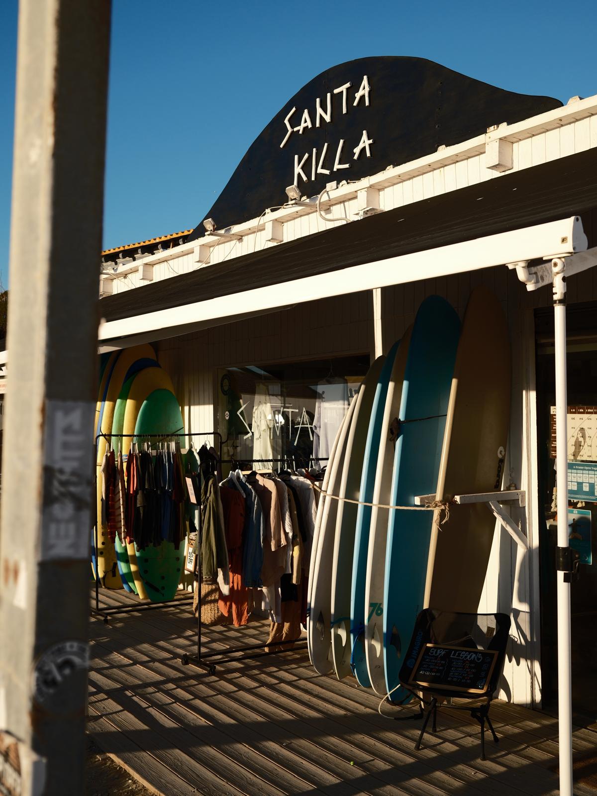 Tablas de surf alineadas sobre arena clara antes de una clase